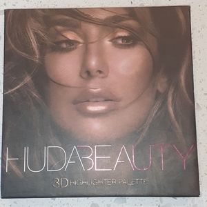 HUDA BEAUTY 3D HIGHLIGHTER PALETTE